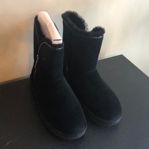 Size 9 brand new never worn box included Ugg’s